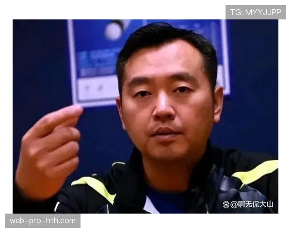 孔令辉拎菜篮子在小区门口和邻居侃大山，奥运金牌那张脸一下变成隔壁大叔